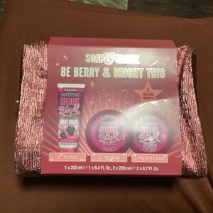 Soap & Glory Be Berry & Bright Body Trio Blackberry & Musk, 1.0 set New